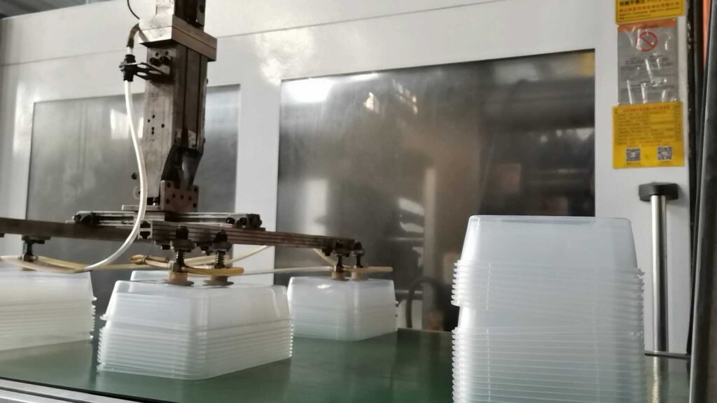 central feeding system for lunch box injection molding