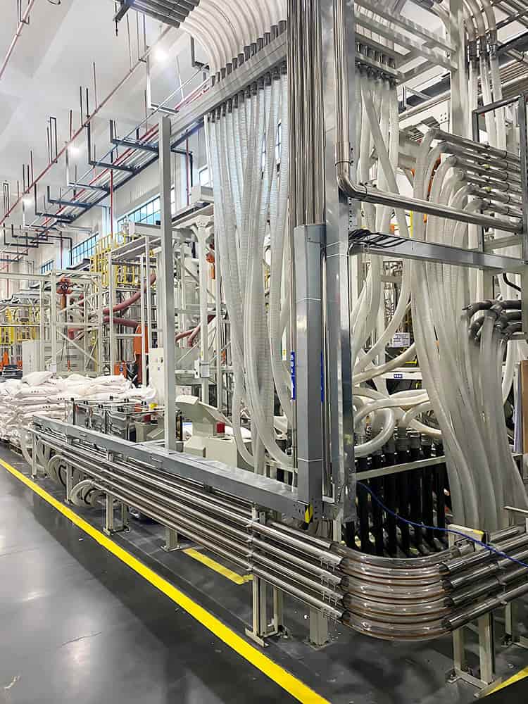 Vacuum pipeline layout diagram of a central feeding system for injection molding machines, showing main and branch lines.